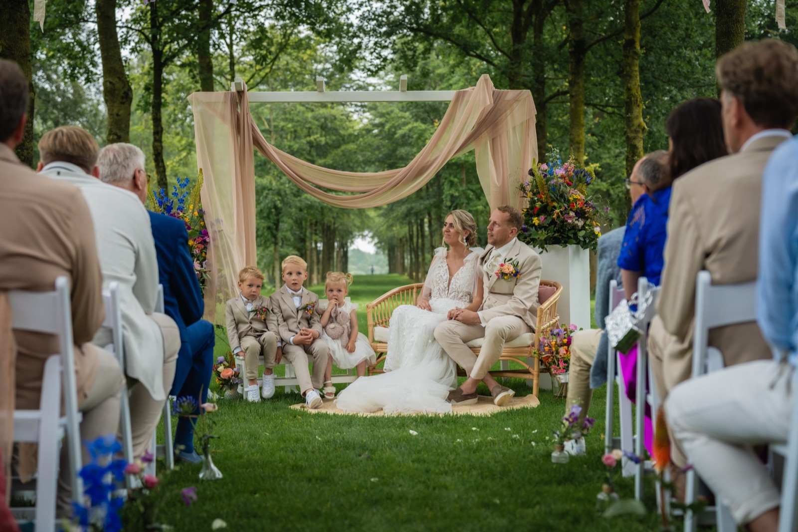 Wijds zicht op trouwlocatie met ceremoniepergola — luchtopnames en scenic shots