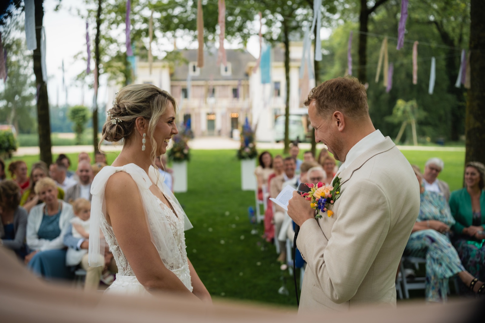 Bruidspaar tijdens intieme loveshoot — pre-wedding fotografie