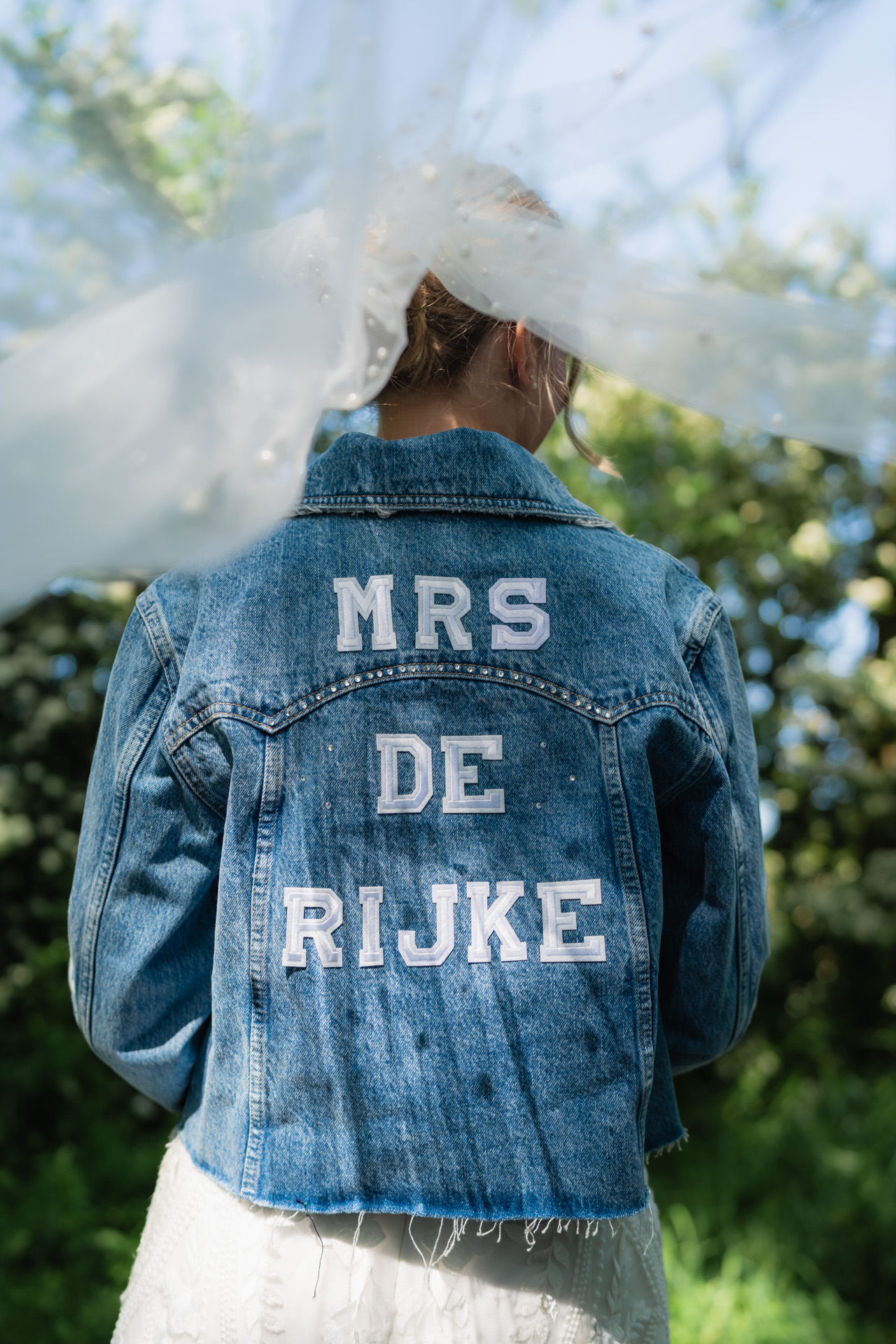 Detail trouwjurk en bruid