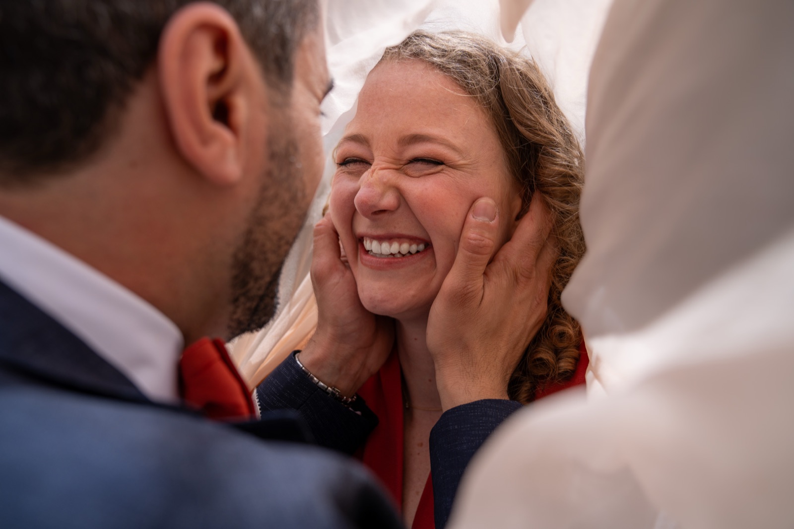 Lachende bruid — spontane candid reactie