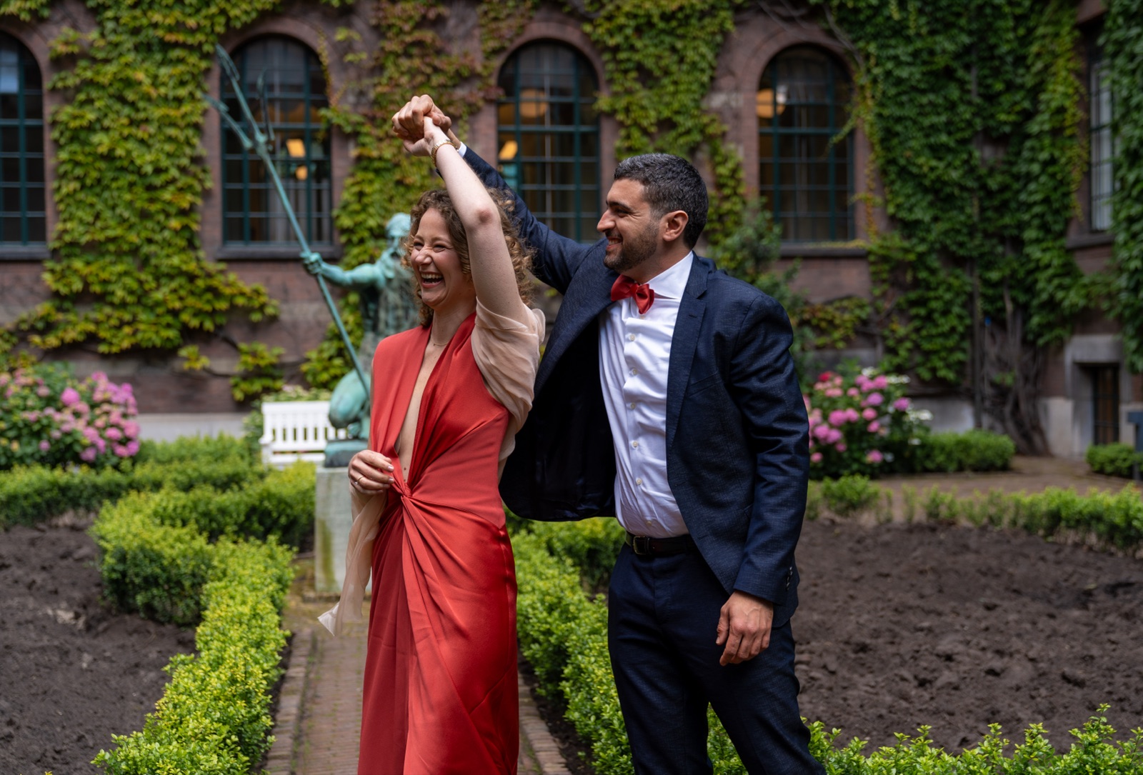 Bruidspaar dansend in tuin — extra uur op locatie